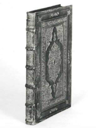 Handschrift von nach 1571 : Einband zu "Gentis Silesiae annales ..." (von J. Curens, gedruckt von J. Crato, 1571, verlegt von S. Selfisch in Wittenberg). Rücken und Vorderdeckel (nach 1571, Dresden, J. Krause; braunes Kalbsleder auf Pappe; mit Platten, Rollen und Stempeln verziert, vergoldet; 315 x 205 mm; Sächsische Landesbibliothek - Staats- und Universitätsbibliothek Dresden (SLUB))