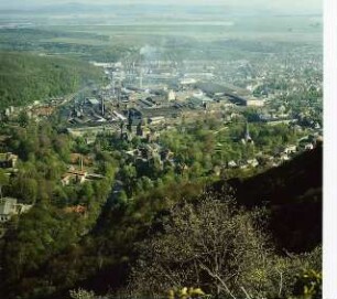 Eisenhüttenwerk Thale am Harz : Blick vom Hexentanzplatz auf das Eisen-und Hüttenwerk Thale, aufgenommen ca. 1980 in Thale