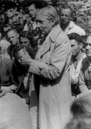Heim der Sozialistischen Jugend Deutschlands - Die Falken in Hohenbuchen. Prof. Anna Siemsen referiert auf einem Schulungskursus für Jugendleiter. Sie starb am 22.01.1951 in Hamburg im Alter von 70 Jahren.