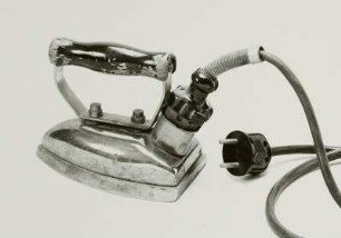 Elektrisches Bügeleisen (Haushalt-Bügeleisen). Um 1930; Stahl, Holz : Elektrisches Bügeleisen (Haushalt-Bügeleisen). Um 1930; Stahl, Holz. Dresden: Privatsammlung