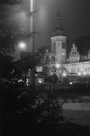 Weihnachtsmarkt bei Dunkelheit mit Pyramide