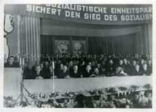 Otto Buchwitz spricht auf dem Gründungsparteitag der SED Sachsen im Kurhaus Dresden-Bühlau