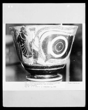 Schwarzfigurige Schale mit Augenkrater und Dionysos