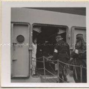 Die Soldaten Adolf Hitlers im Felde, Kraft-durch-Freude-Schiff "Wilhelm Gustloff" als Lazarettschiff vor der Westerplatte