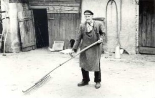 Landwirtschaftliches Arbeitsgerät in Terpe, Rechen : Land- und Viehwirtschaft - Ernte und Heueinbringung. Ort: Terpje / Terpe. Haus Nr. 34. Großer Rechen.