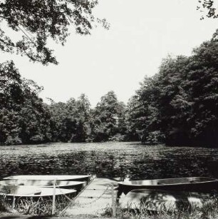 Schlossteich mit Bootsanleger im Landschaftsgarten