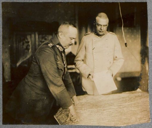 General Ludendorff und Oberst-Lt. Hoffmann beim Lesen der Generalstabskarte