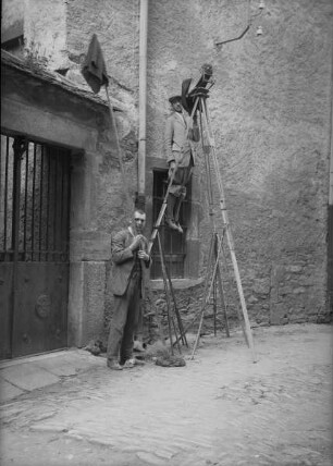 Richard Hamann-Mac Lean und Bernhard von Tieschowitz (auf der Leiter) beim Fotografieren in Saint Pons