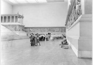 Besucher im Pergamonsaal im Pergamonmuseum