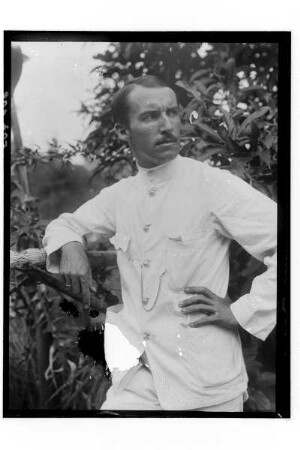 Portrait Kurt Beyer : Thailand. Dr. Kurt Beyer im Tropenanzug, stehend, 1908/1913