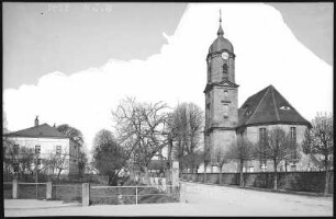 Lohmen. Kirche mit Pfarrhaus