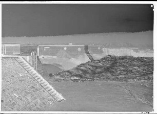 Staustufe Ottendorf. Durchfluss durch das Wehr bei mittlerem Hochwasser. Q = ungefähr 320 cbm. Linke und rechte Klappe auf 12° gelegt. Schweinfurter Pegel = 317 cm.