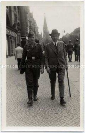 Vater mit Sohn in Uniform auf dem Kurfürstendamm in Berlin