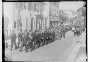 Fidelisfest in Sigmaringen 1934; Prozession in der Antonstraße, am linken Bildrand Cafe Stumpp, im Hintergrund Prinzenpalais