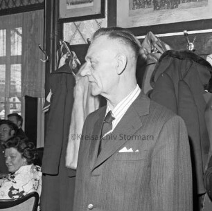 Gemeindeverwaltung: Bürgermeister: Verabschiedung von Walter Jöhnke: hinten links Gäste