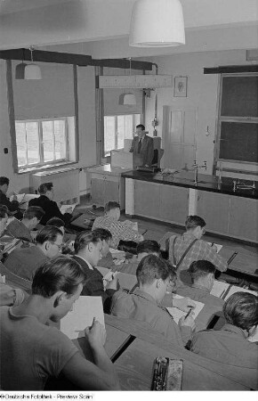 Angehörige der Fachschule für Landwirtschaftsmaschinenbau beim Unterricht