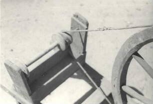 Spulrad aus Sabrodt, Detail : Hausrat - Hausarbeit. Ort: Zabrod / Sabrodt. Teil des Spulrades beim Spinnen.