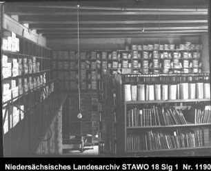 Braunschweigisches Landeshauptarchiv/Niedersächsisches Staatsarchiv in der Alten Kanzlei, Wolfenbüttel [um 1950] Enthält: Magazingeschoss in zwei Ebenen mit Aktenpaketen und Amtsbüchern in Regalen