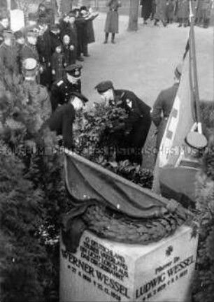 Kranzniederlegung am Grab von Horst Wessel