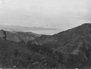 Bucht von Fatisa : Blick von einem Gebirge auf die Bucht von Fatisa