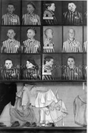 Installation mit Erfassungsfotos von Kindern mit Kinderkleidung in der Gedenkstätte Auschwitz