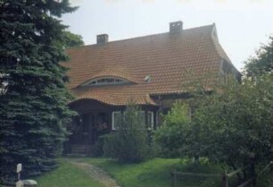 ehemaliges Gut Trenthorst-Wulmenau: Trenthorst 31: traufständiges Wohnhaus (ehemalige Försterei): Teilansicht: Straßenfront, mit Eingangsveranda, Auslucht