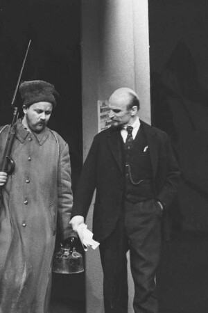 Szenenbilder aus "Der Mann mit dem Gewehr", Schauspiel von Nikolai Pogodin. Deutsches Theater Berlin, 12.10.1962