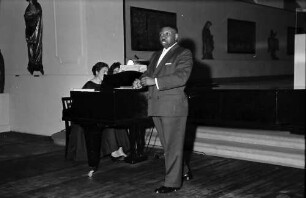 Freiburg: Augustinermuseum, Liederabend des Baritons John Riley; John Riley singend