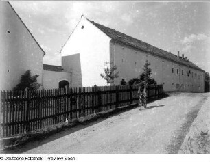 Brabschütz-Podemus, Straße?. Bauernhof