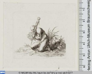 Im Gras kauernder Satyr auf der Panflöte spielend
