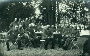 Der Regimentskommandeur (Oberst Hüger) bei uns, 18. August, zu Tisch, Ober-Elsass 1915