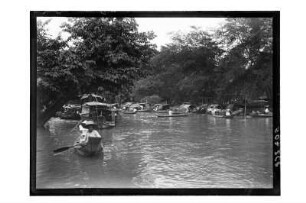 Boote auf dem Fluss : Thailand. Am Menam; mit Reisbooten, 1909