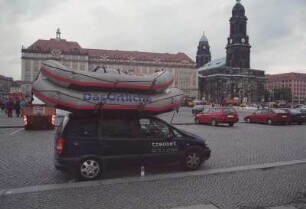 Dresden-Altstadt, Altmarkt. PKW der Firma "treonet Bautzen" mit zwei auf dem Dach befestigten Schlauchbooten