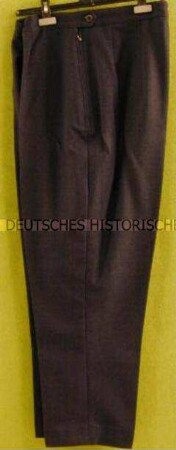 Hose einer Straßenbahnschaffnerin
