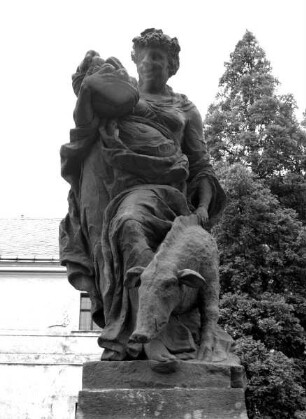 Skulptur, allegorische Darstellung: "Die Völlerei" (Kopie). Skulptur aus der Reihe "Die zwölf Laster"
