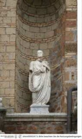 Statue eines Mannes in Toga