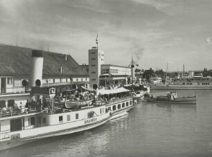 Friedrichshafen, Hafen : Friedrichshafen. Hafenbahnhof mit Schiffs- und Fährhafen. Ansicht von Süden (mit Passagierschiffen)
