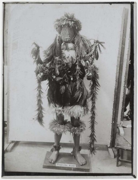 Exhibition mannequin decorated with objects of the Tumrahá (ghost dance mask)