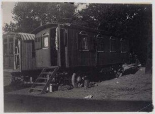 Ohne Titel (Schaustellerwagen)
