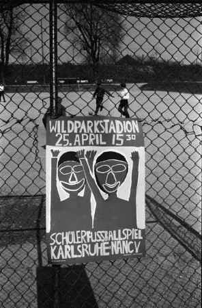 Fußballspiel der Volksschulen aus Karlsruhe und Nancy im Wildparkstadion.