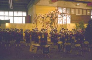 Freiburg: Stadthalle, Blumen- und Gartenausstellung, Publikum und Ihringer Bläsergruppe