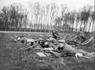 Soldaten am Maschinengewehr
