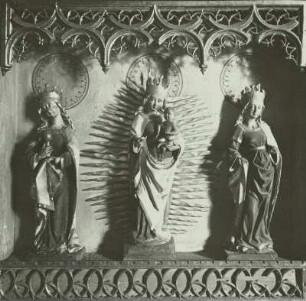 Schrein mit der heiligen Barbara, Madonna und einer weiteren Heiligen