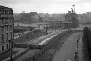 Berlin: Reichstagsgebäude; vom Sitzungszimmer auf Brandenburger Tor mit Mauer