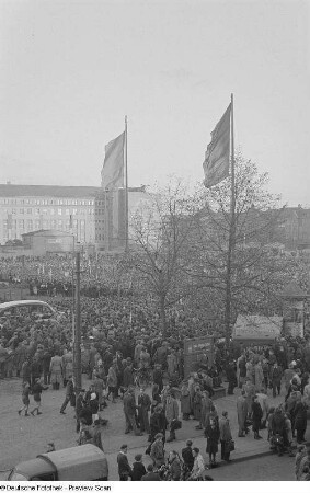 Blick auf den Karl-Marx-Platz (heutiger Augustusplatz) während der Kundgebung