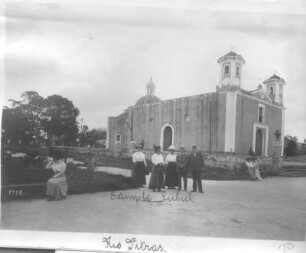 Gruppe von Touristen vor der Kirche in Rio Piedras : Weltreisen. Rio Piedras. Gruppe von Touristen vor der Kirche