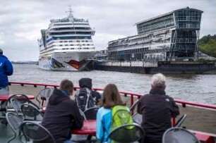 Hamburger Hafen, 05.2019. Ausfahrt mit der HVV-Fähre 62. Hier Terminal Fischmarkt, van der Smissen Straße mit AIDA-Kreuzfahrtschiff