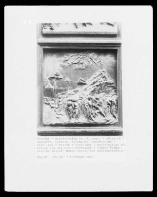 Paradiestür — Reliefzyklus mit Szenen aus dem alten Testament — linker Flügel, viertes Relief: Moses erhält die Gesetzestafeln