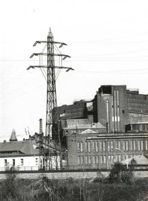 Dresden-Altstadt. Gelände im Bogendreieck der Eisenbahnstrecken Dresden - Werdau / Bodenbach - Dresden / Verbindungskurve zum Rangierbahnhof Dresden-Friedrichstadt. Brache während Beräumungsarbeiten. Blick nach Osten auf Bauten des Heizkraftwerkes Mitte und einen Freileitungsmast