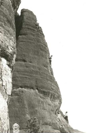 Sächsische Schweiz, Schmilka. Kleiner Falknerturm. Seilschaft Oswald Kunis in der Gipfelwand der Herrmannswand (VIIb [VIIIa])